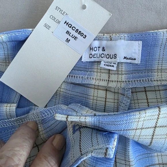 Hot & Delicious Womens Junior Blue and White Plaid Shorts Size Medium - Picture 3 of 4